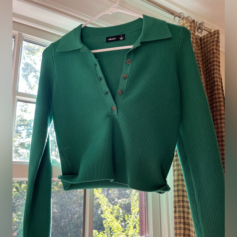 Green tight fitted long sleeve crop top